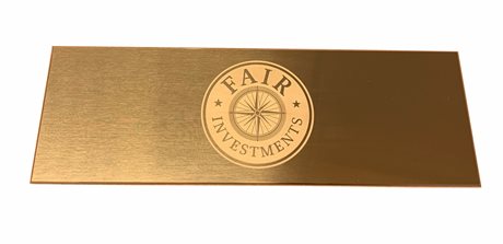 Blank mässing med diamantgraverad logga