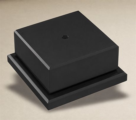 Svart träsockel